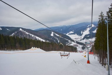 Bukovel, Ukrayna - 27 Şubat 2019: Kayakçılar Bukovel, Ukrayna 'daki dağda asansöre binerler