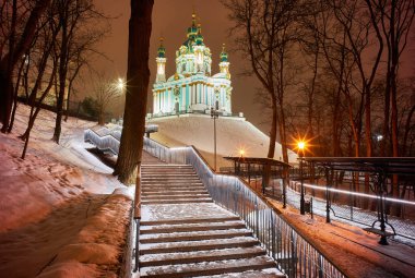 Kiev 'deki St. Andrew Kilisesi. Kış akşamı