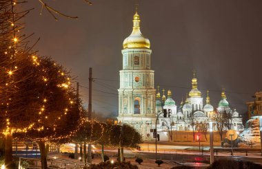 Saint Michael'ın kare ilk gece (Kiev, Ukrayna) görüntüleyin. Sokaklar ve Binalar kar ile toz yüzden kış sezonu.