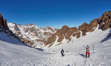 Fas 'ın en yüksek dağı Jebel Toubkal' ın zirvesine doğru yürüyoruz..
