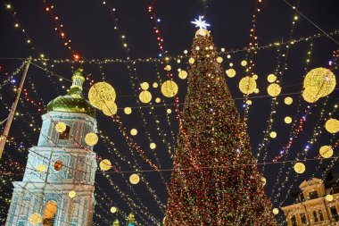 Kiev geceleri dışarıda ışıklar ile Noel ağacı. Sophia Cathedral arka plan üzerinde. Yeni yıl kutlama