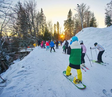Bukovel, Ukrayna - 27 Şubat 2019: Sandalye kaldırma ile kayak pisti, Bukovel tatil beldesi, Karpatya dağları, Ukrayna