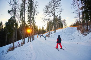 Bukovel, Ukrayna - 27 Şubat 2019: Sandalye kaldırma ile kayak pisti, Bukovel tatil beldesi, Karpatya dağları, Ukrayna