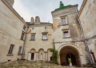 Bulutlu bir arka planda, güzel, eski bir kale. Ukrayna. Çekicilik. Seyahat. Mimarlık. Kaleler