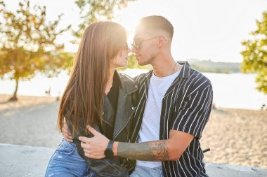 Tarz sahibi, genç bir adam ve kadın sokakta poz veriyor. Birbirlerine sırılsıklam aşık bir çift..