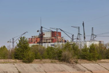 Ukrayna 'nın Çernobil Yasak Bölgesi' nde çekilen vinç ve elektrik hatlı Çernobil Nükleer Santrali görüntüsü.