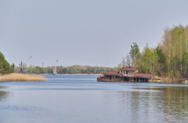 Terk edilmiş Çernobil Yasak Bölgesi 'nin dokunaklı bir sembolü olan Pripyat Nehri' nin kıyısında paslı, çürüyen bir gemi duruyor..