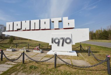 1970 yılında Çernobil Yasaklama Bölgesi 'nde kurulan Pripyat, Ukrayna' nın ikonik giriş işareti.