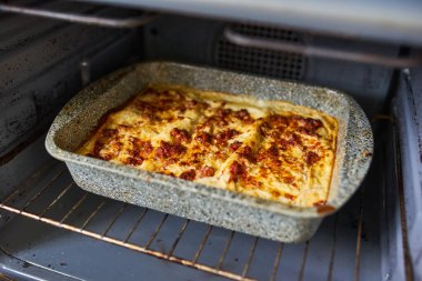 Lezzetli bir lazanya fırında altın mükemmelliğinde pişer..