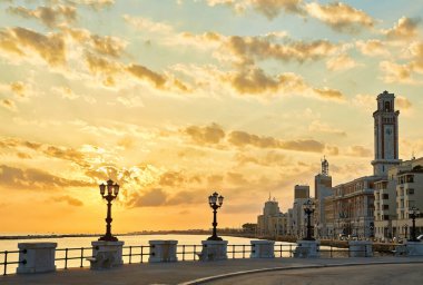 Bari 'nin panoramik manzarası, Güney İtalya, Puglia bölgesi, Apulia kıyısı alacakaranlıkta..