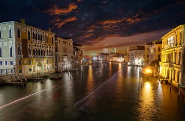 Büyük Kanal gece aydınlandı Venedik, İtalya 'da