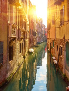 Venedik Kanalı 'ndaki evin yanındaki suya parkedilmiş yağmurdan korunan tekneler. Su taşımacılığı ve ulaşım teması. Venedik 'te Sabah.