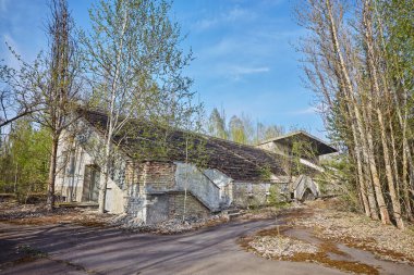 Pripyat 'taki Avanhard Stadyumu' nun çürüyen kalıntıları, Çernobil faciasından önce bu hayalet kasabayı dolduran hayat dolu bir hatıra..