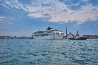 Gece yarısı Punta della Dogana 'da iki römorkörlü Criuse gemisi, Venedik, İtalya