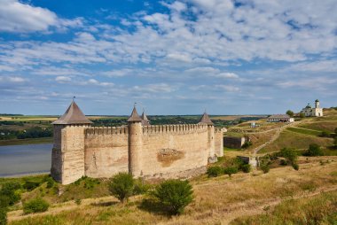 Khotyn Fortess, Ukrayna kalesi. Ukrayna 'nın yedi harikasından biri. Khotyn Kalesi 'nin dış görünüşü, Khotyn kasabasındaki Dinyester kıyısında güçlendirme kompleksi, açık hava.