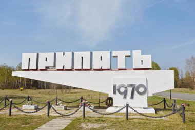 1970 yılında Çernobil Yasaklama Bölgesi 'nde kurulan Pripyat, Ukrayna' nın ikonik giriş işareti.