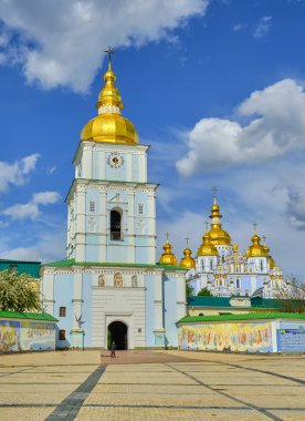 Ukrayna, Kyiv 'deki St. Michael' s Altın Kubbe Manastırı 'nın girişi..