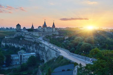 Kamianets-Podilskyi kalesi üzerinde daha güneşli bir gökyüzü, Ukrayna