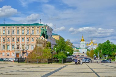 Ukrayna, Kyiv 'deki Sofiiska Meydanı' ndaki Bohdan Khmelnytsky Anıtı. Arka planda St. Michael 's Golden Domed Manastırı görünüyor..