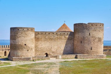 Akkerman Kalesi 'nin (Bilhorod-Dnistrovskyi Kalesi) iç avlusunun temiz mavi gökyüzünün altındaki taş kulelerini ve duvarlarını gösteren görüntüsü.