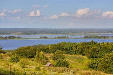 Ukrayna 'nın Vytachiv kenti yakınlarındaki Dnipro Nehri taşkın ovasının panoramik hava manzarası, çok sayıda ada, kanal ve çeşitli bitki örtüsünün yer aldığı.
