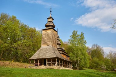 Geleneksel ahşap kilise, Ukrayna Halk Mimarisi ve Yaşamı Müzesi 'nde sergi (Pyrohiv Pyrogovo).