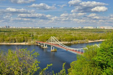 Ukrayna 'nın başkenti Kyiv' deki Pedestrian Köprüsü (Park Köprüsü), Dnipro Nehri 'ni kapsar. Köprü şehir merkezini Trukhaniv Adası 'na bağlıyor..