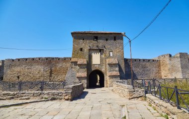 Akkerman Kalesi 'nin (Bilhorod-Dnistrovskyi Kalesi) iç avlusunun temiz mavi gökyüzünün altındaki taş kulelerini ve duvarlarını gösteren görüntüsü.