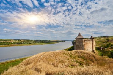 Sabah güneşi sis, Batı Ukrayna ile Khotyn Antik kale. Dinyester Nehri kıyısında Görkemli sur, Ukrayna'nın en ünlü ve en büyük kalelerinden biri.
