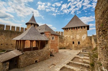 14. yüzyılda inşa Hotin Kalesi. Kale duvarı ve kule tepeleri closeup arasında üst görünümü arka planda Dinyester Nehri ve onun sol Bankası'nda erken ilkbahar, Ukrayna