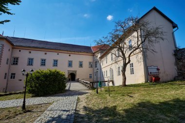 Uzhhorod Ortaçağ Kalesi girişindeki köprü. Ukrayna