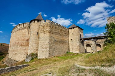 Khotyn Fortess, Ukrayna kalesi. Ukrayna 'nın yedi harikasından biri. Khotyn Kalesi 'nin dış görünüşü, Khotyn kasabasındaki Dinyester kıyısında güçlendirme kompleksi, açık hava.