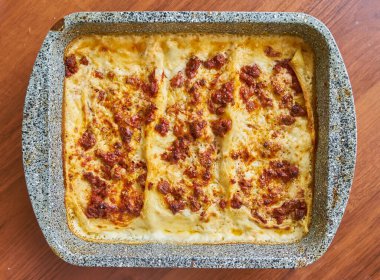 Lezzetli bir lazanya, fırından yeni çıkmış makarna, et sosu ve erimiş peynirle birlikte..