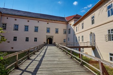 Uzhhorod Ortaçağ Kalesi girişindeki köprü. Ukrayna