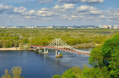 Ukrayna 'nın başkenti Kyiv' deki Pedestrian Köprüsü (Park Köprüsü), Dnipro Nehri 'ni kapsar. Köprü şehir merkezini Trukhaniv Adası 'na bağlıyor..