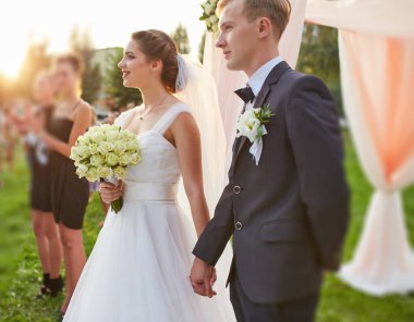 Mavi gökyüzüne ve bulutlara karşı tarlada metal su kulesi