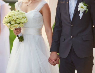 Mavi gökyüzüne ve bulutlara karşı tarlada metal su kulesi