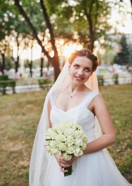 Mavi gökyüzüne ve bulutlara karşı tarlada metal su kulesi