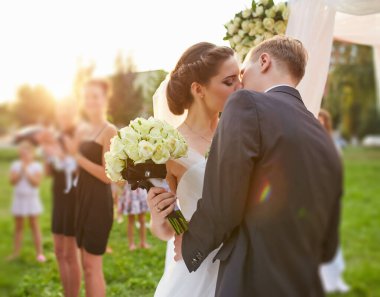 Mavi gökyüzüne ve bulutlara karşı tarlada metal su kulesi