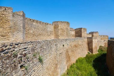 Akkerman Kalesi 'nin (Bilhorod-Dnistrovskyi Kalesi) taş duvarları ve geçidi boyunca uzanan bir manzara..