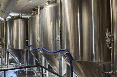 Bira fabrikasındaki büyük, paslanmaz çelik tanklar..