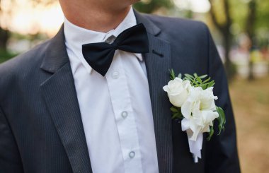 Mavi gökyüzüne ve bulutlara karşı tarlada metal su kulesi