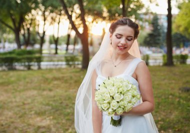 Mavi gökyüzüne ve bulutlara karşı tarlada metal su kulesi