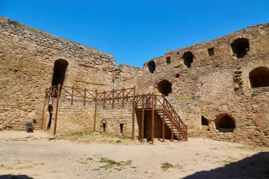 İç duvarların manzarası ve Akkerman Kalesi 'nin (Bilhorod-Dnistrovskyi Kalesi) içinde ahşap bir yapı içeren taş bir kule.
