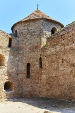 İç duvarların manzarası ve Akkerman Kalesi 'nin (Bilhorod-Dnistrovskyi Kalesi) içinde ahşap bir yapı içeren taş bir kule.