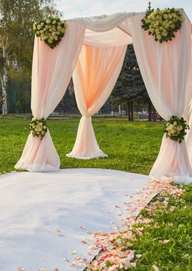 Mavi gökyüzüne ve bulutlara karşı tarlada metal su kulesi