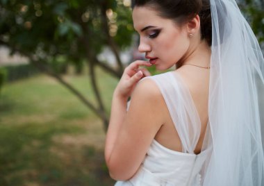 Mavi gökyüzüne ve bulutlara karşı tarlada metal su kulesi