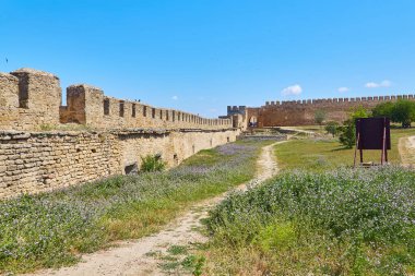 Akkerman Kalesi 'nin (Bilhorod-Dnistrovskyi Kalesi) iç avlusunun temiz mavi gökyüzünün altındaki taş kulelerini ve duvarlarını gösteren görüntüsü.
