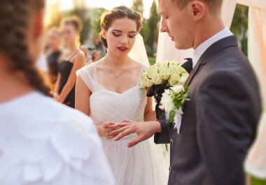 Mavi gökyüzüne ve bulutlara karşı tarlada metal su kulesi