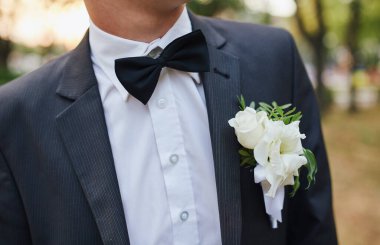 Mavi gökyüzüne ve bulutlara karşı tarlada metal su kulesi